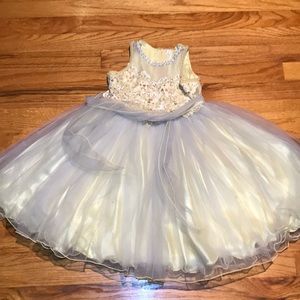Beautiful, formal dress for your little princess!